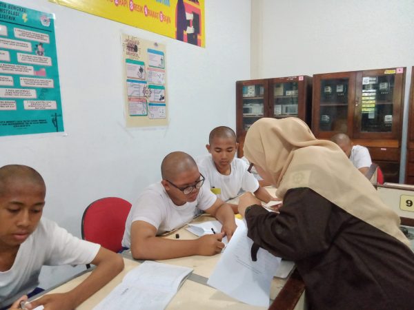 Integrasi Microsoft Excel dalam Matematika dan Dasar Listrik Elektronika untuk Meningkatkan Motivasi Siswa