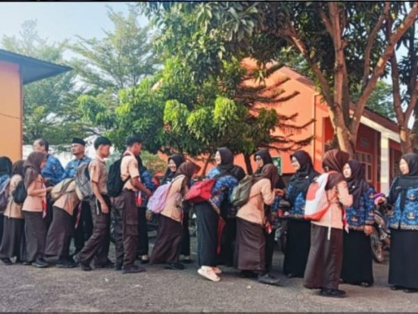 Menanam Disiplin dari Gerbang SMAN 1 Godong