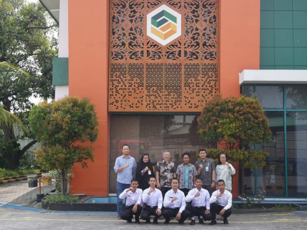 Link and Match melalui Kunjungan Industri dan MOU Sebagai Jembatan Emas antara Dunia Pendidikan dan Dunia Kerja
