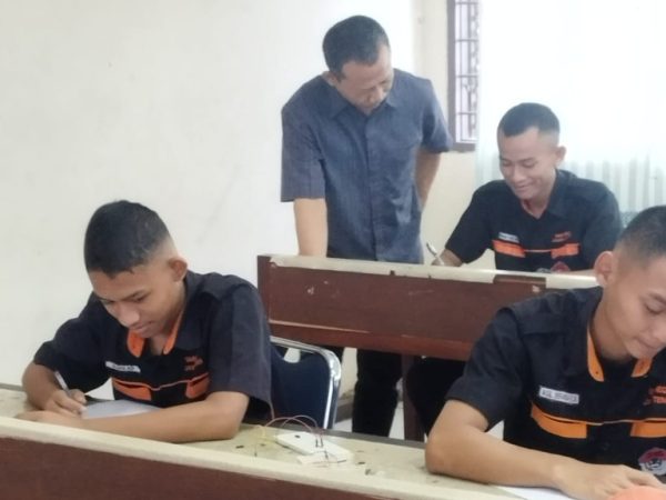 Membangun Budaya Positif melalui Kesepakatan Kelas dalam Pembelajaran Produktif Teknik Elektronika Industri Kelas XI SMKN Jateng di Semarang