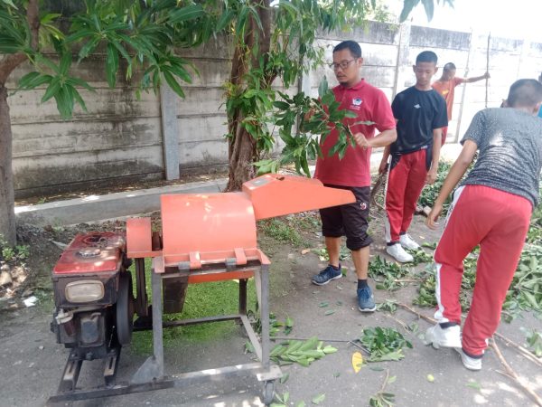 Pembuatan Pupuk Kompos Dari Daun Sebagai Program Adiwiyata dan Ekstrakurikuler Green School Di SMKN Jateng di Semarang