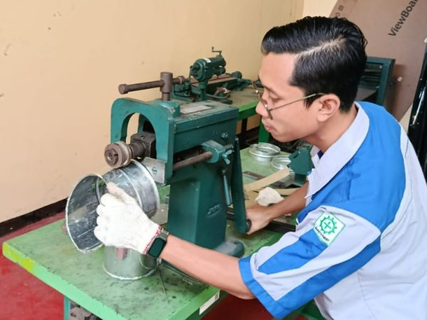 Menjembatani Kesenjangan Kompetensi melalui Upskilling dan Reskilling Guru Teknik Pemesinan