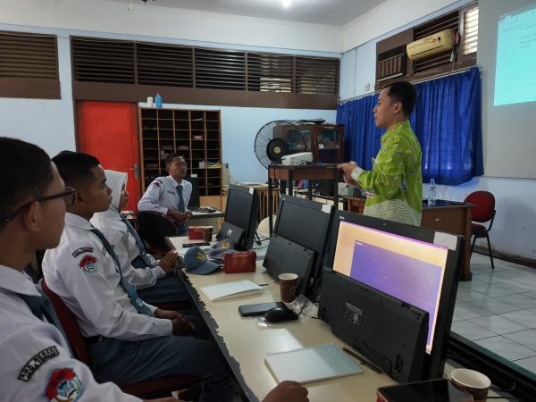 Bagaimana Visual Pendidikan Era Sekarang Membentuk Karakter Siap Kerja Siswa SMK