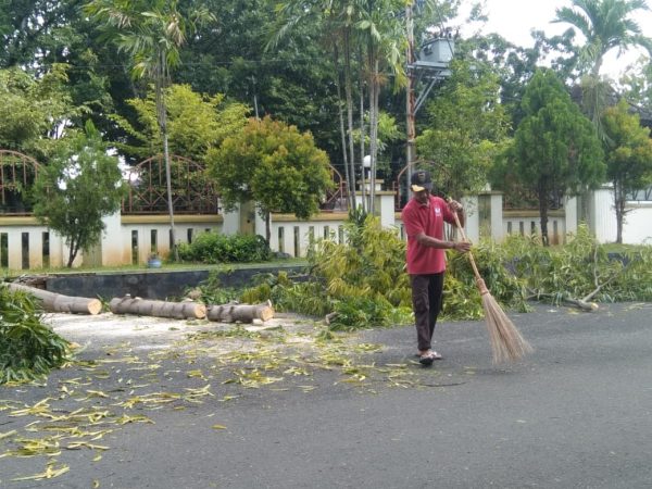 Menumbuhkan Budaya Peduli Lingkungan SMKN Jateng di Semarang dalam Menjaga Kebersihan dan Keindahan Sekolah