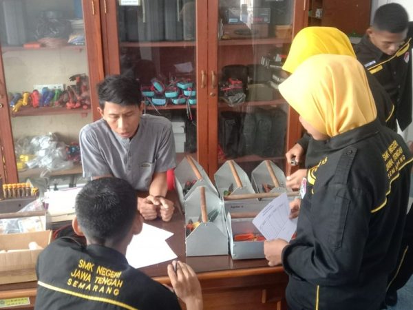 Pendampingan Siswa TITL dalam Pembelajaran Praktik di Ruang Bengkel