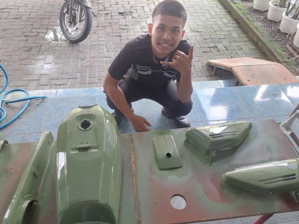 Dari Bengkel Sekolah ke Peluang Usaha,  Siswa XI TKR SMKN Jateng Praktik Pengecatan Body Motor