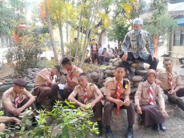Tutor Sebaya Silang Usia, Membangun Budaya Belajar Kolaboratif di Laboratorium